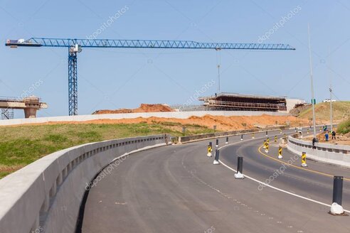 Chantier de construction autoroutière avec engins et ingénieurs en RDC