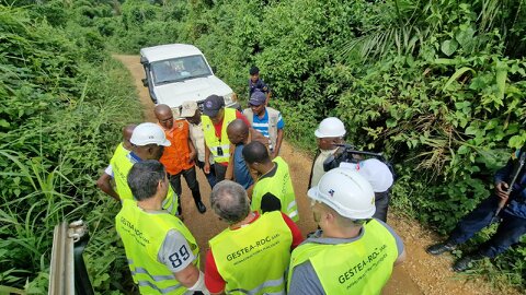 Chantier autoroutier avec équipes d’ingénieurs en RDC
